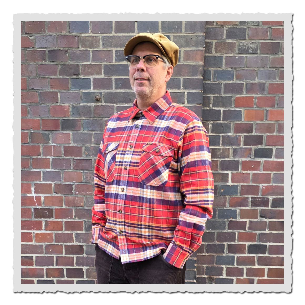 Mann trägt Pike Brothers 1943 CPO Shirt – kariertes Workwear-Hemd in Barrow Red